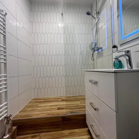 Erzsebet Apartment *
